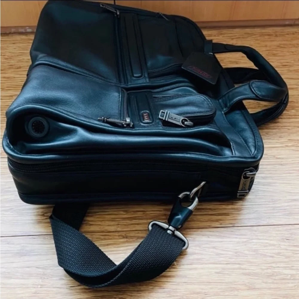 LIKE NEW - Tumi Alpha 2 T-Pass Medium Screen Laptop Slim Leather